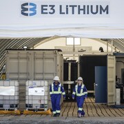 Des employés d'E3 Lithium sortent de l'usine pilote de l'entreprise inaugurée le 7 septembre 2023.