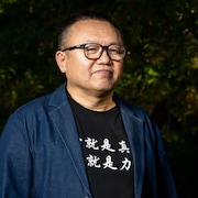 Liu Xin posant devant sa résidence à Burnaby, en Colombie-Britannique, le 25 octobre 2023.