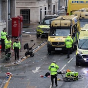 Des policiers enquêtent sur les lieux d'un incident dans Water Street, en marge du défilé de la victoire de Liverpool en Premier League, à Liverpool, dans le nord-ouest de l'Angleterre, le 26 mai 2025.