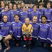 Livia Pagé et les joueurs de hockey.