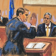 Le bras levé, l'avocat Todd Blanche contre-interroge Michael Cohen, sous le regard de Donald Trump et du juge Juan Merchan. 