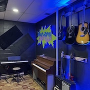 Des instruments de musique sur un mur dans un local. 