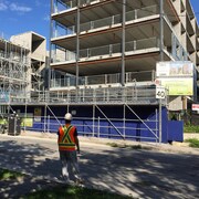 Chantier de construction avec un travailleur et un camion à Toronto.