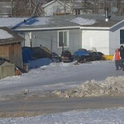 Des habitants marchent dans une ruelle de la communauté de Southend, dans le nord de la Saskatchewan.