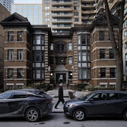 Un immeuble de logements de trois étages sur une rue de Toronto.