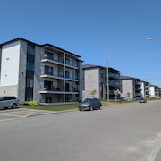 Une rue avec plusieurs immeubles à logements récents.
