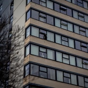 Un édifice avec une personne à la fenêtre. 