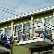 Deux balcons d'un immeuble à logements de Rimouski.