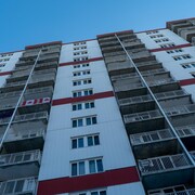 Un complexe d'habitation à plusieurs étages.