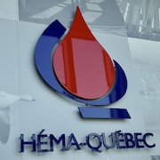 Le logo d'Héma-Québec sur un bâtiment de Trois-Rivières.