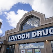 Une pharmacie London Drugs à Surrey, en COlombie-Britannique, le 29 avril 2024. 