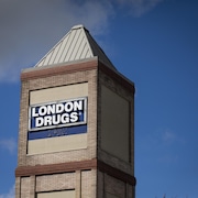 L'enseigne London Drugs à Surrey, en Colombie-Britannique, le 29 avril 2024. 