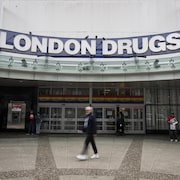 Une devanture de magasin avec l'enseigne « London Drugs » à Vancouver, en Colombie-Britannique, le 1 mai 2024. 
