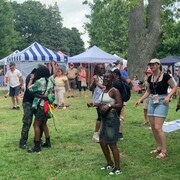 Des gens dans un parc.