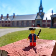 Un soldat en Lego devant la forteresse.