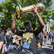 Luguentz Dort pr&eacute;sente le troph&eacute;e &agrave; la foule.