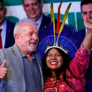 Le président Lula et l'Autochtone Sonia Guajajara célébre leur victoire.