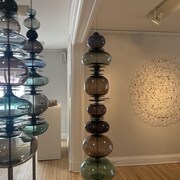 Des œuvres de verre soufflées partent du sol au plafond.