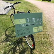 Une pancarte est accroché à un vélo et on peut y lire: En route vers l'hôtel de ville avec votre conseillère, projets, idées, enjeux. 