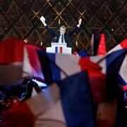 Emmanuel Macron s'adresse à ses partisans devant le Louvre, à Paris, le 7 mai 2017.