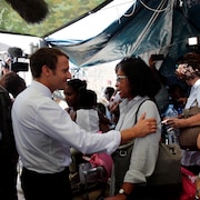 Le président français Emmanuel Macron rencontre des sinistrés à Saint-Martin.
