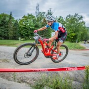 La Québécoise Maghalie Rochette lors des premiers championnats du monde UCI de vélo de montagne électrique présentés mercredi au Mont-Sainte-Anne.