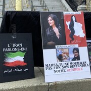 Des affiches du drapeau de l'Iran et de l'Iranienne Mahsa Amini. 
