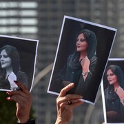 Des femmes brandissent des photos de Mahsa Amini lors d'une manifestation à Erbil, la capitale du Kurdistan irakien, le 22 septembre 2022.