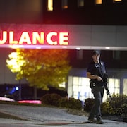 Un policier armé à l'extérieur du centre médical du Maine, à Lewiston, le mercredi 25 octobre 2023.