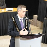 Le nouveau maire d'Ottawa, Mark Sutcliffe, à la cérémonie d'investiture. 