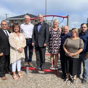 Les maires des municipalités de la MRC de Papineau posent pour une photo, devant une structure de jeux dans un parc.