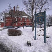 Vue sur la mairie de Chambly l'hiver.