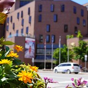 Un édifice municipal vu de l'extérieur.
