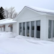 La Maison Gilles-Carle Gaspésie sous un couvert de neige, l'hiver.