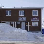 La Maison Jack Monoloy abrite l'organisme Hommes Sept-Îles et offre quatre chambres avec salles communes.