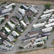 Une vue aérienne d'un quartier de maisons mobiles à Kamloops, en Colombie-Britannique, le 11 septembre 2023. 