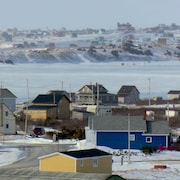 Quelques maisons colorées dans le décor enneigé des Îles-de-la-Madeleine.