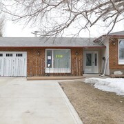 Une maison avec des bâtons de hockey.