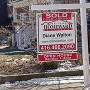 Une pancarte d'agente immobilière indiquant qu'une maison a été vendue à un prix plus élevé que celui qui a été demandé