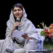 La lauréate du prix Nobel de la paix, Malala Yousafzai, participe à une table ronde après avoir donné la 21e conférence annuelle Nelson Mandela au théâtre de Johannesburg, le 5 décembre 2023.