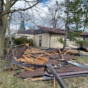 Des parties du toit, y compris des bardots et la charpente, détruits à côté de la maison.