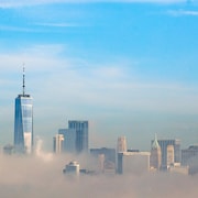 Une vue de Manhattan avec une épaisse couche de smog