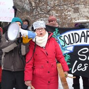 Marlene Hale, de la nation Wet’suwet’en, prend la parole à la manifestation de Montréal.