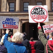 Des manifestants brandissent des pancartes pour l'accès à l'avortement, à Charlottetown.
