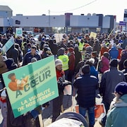 Une foule d'agriculteurs rassemblés à Rimouski, le 8 mars 2024.