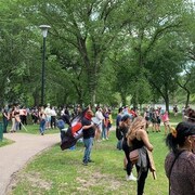 Une groupe de manifestant dans un parc.