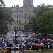 Des manifestants devant l'Assemblée nationale du Québec