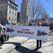 Des manifestants marchent dans les rues de Québec.