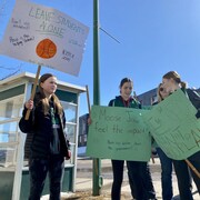 Un groupe d'élèves manifestent pour que le tournoi saskatchewanais de basketball HOOPLA soit maintenu malgré les moyens de pression de la Fédération des enseignants de la Saskatchewan, le 18 mars 2024.