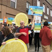 Des enseignants rassemblés, pancartes à la main.